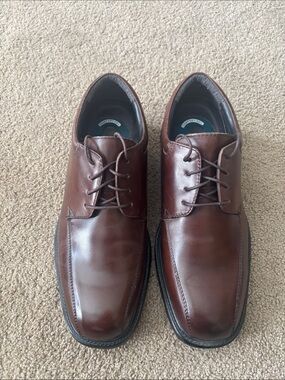 Nunn Bush shoes 9 1/2 Brown Brand New
See photos, ask questions if needed
